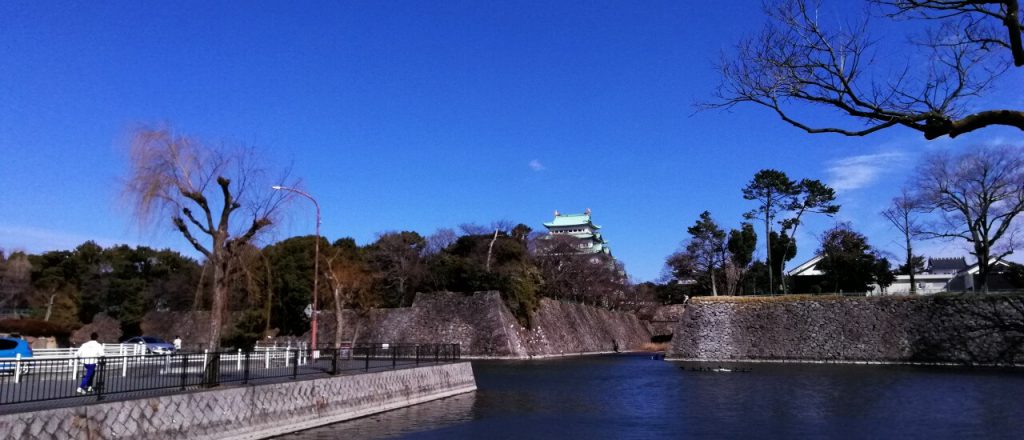 青空の下の名古屋城